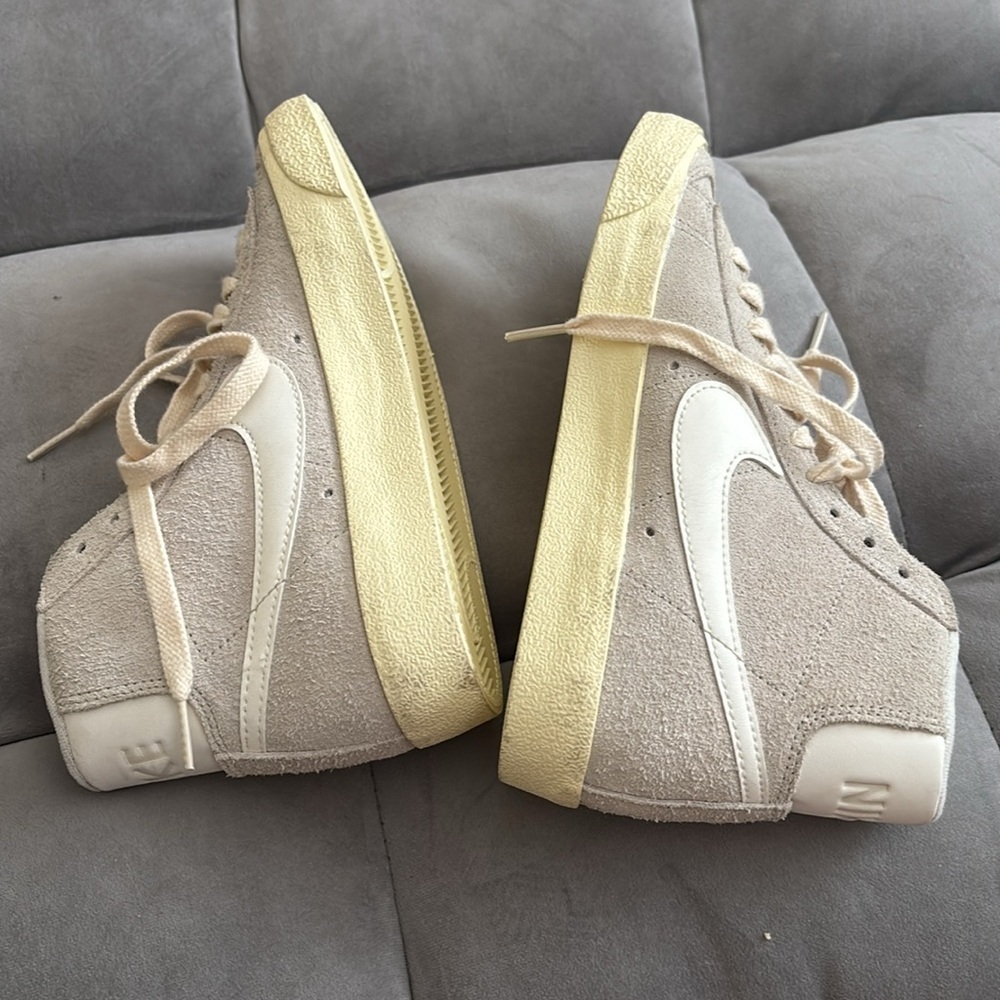 Blazer Mid '77 Vintage Sneaker Women’s size 6 in Bone - Picture 4 of 8